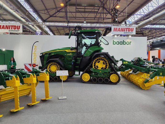 Tractor con ruedas triangulares expuesto en FIMA