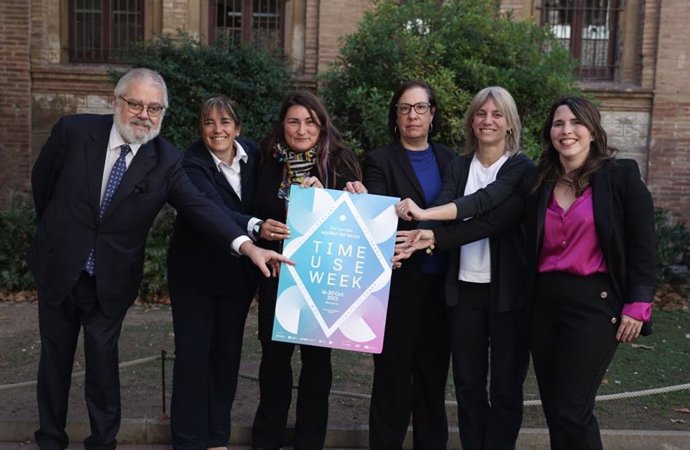 Representantes de las adminstraciones que renuevan la estrategia por el derecho al tiempo