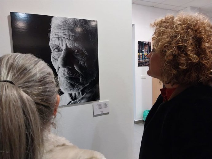 Inauguración de la exposición fotográfica 'Greguerías', promovida por la Asociación 'Huelva y sus fotógrafos' en San Bartolomé de la Torre.