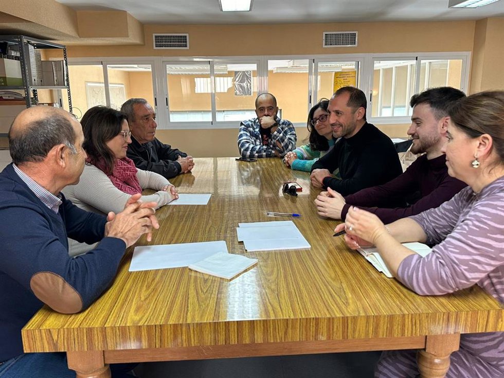 Miembros de la dirección de IU Córdoba (dcha.) en su reunión con responsables de COAG Córdoba (izda.)