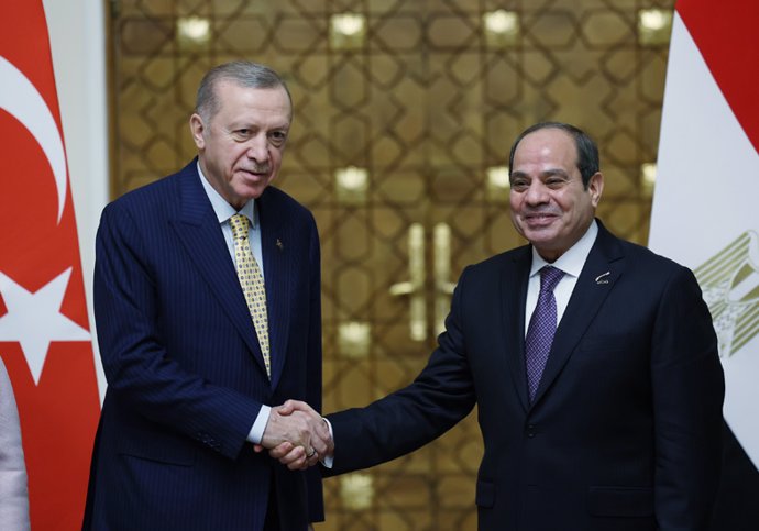 El presidente de Turquía, Recep Tayyip Erdogan, y su homólogo egipcio, Abdelfatá al Sisi