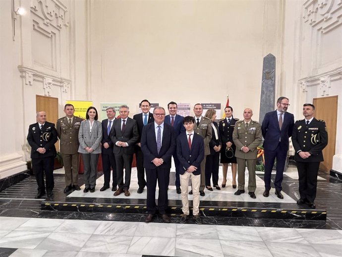 Foto de familia de las autoridades y los reconocidos en el 'Día de la Subdelegación de Defensa'.