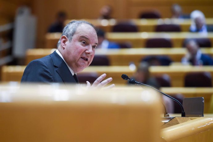 El ministro de Industria y Turismo, Jordi Hereu, durante una sesión de control al Gobierno en la Cámara Alta, a 6 de febrero de 2024, en Madrid (España). El Gobierno afronta esta sesión de control con incertidumbre después de que el PP manifestase que h