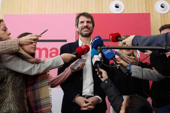 El ministro de Cultura y portavoz de Sumar, Ernest Urtasun, ofrece declaraciones tras su reunión con distintas asociaciones del sector de la cultura y audiovisual, en la Sala María de Maeztu de la Fundación Ortega Marañón, a 14 de febrero de 2024, en Ma