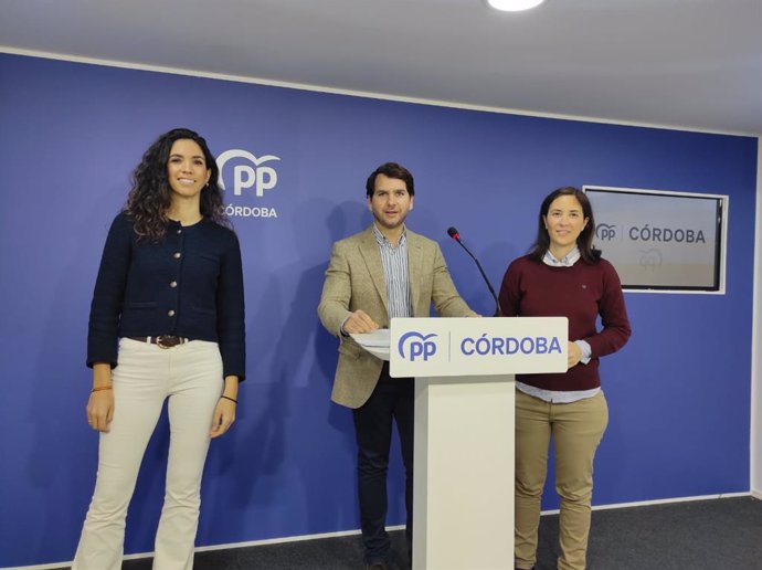 Los senadores del PP de Córdoba, Fernando Priego, Cristina Casanueva (dcha.) y Lorena Guerra.