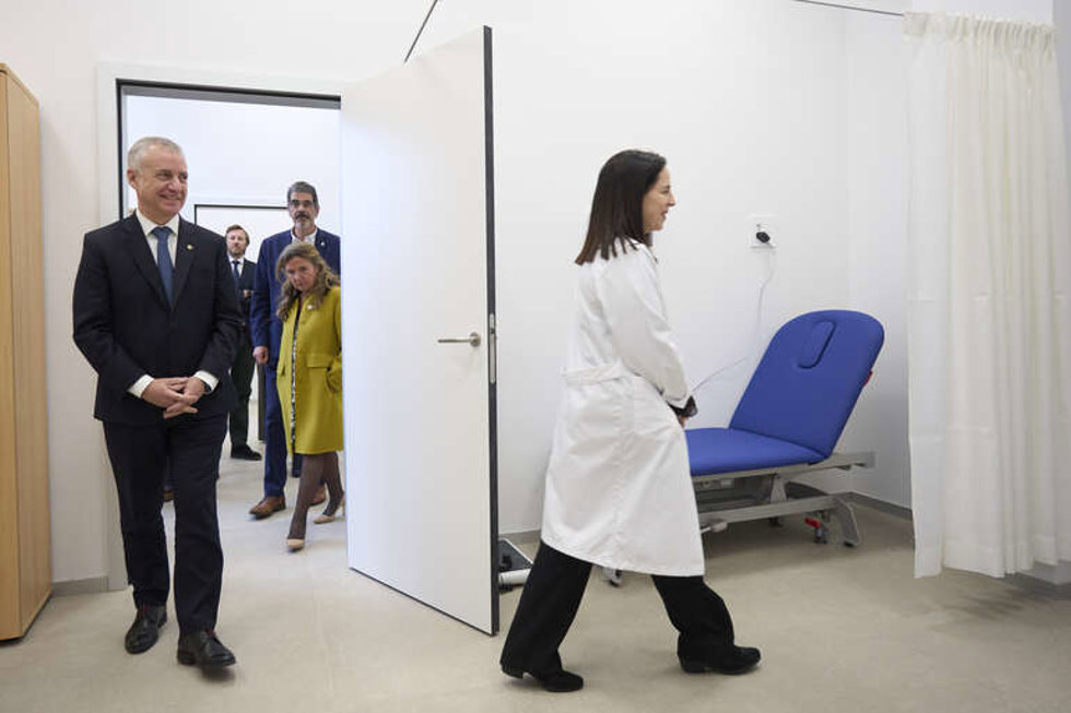 Urkullu visita el nuevo centro de salud de la Parte Vieja donostiarra