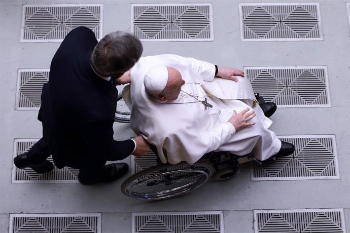 24 January 2024, Vatican, Vatican City: Pope Francis arrives for his wednesday General Audience at the Varican. Photo: Evandro Inetti/ZUMA Press Wire/dpa