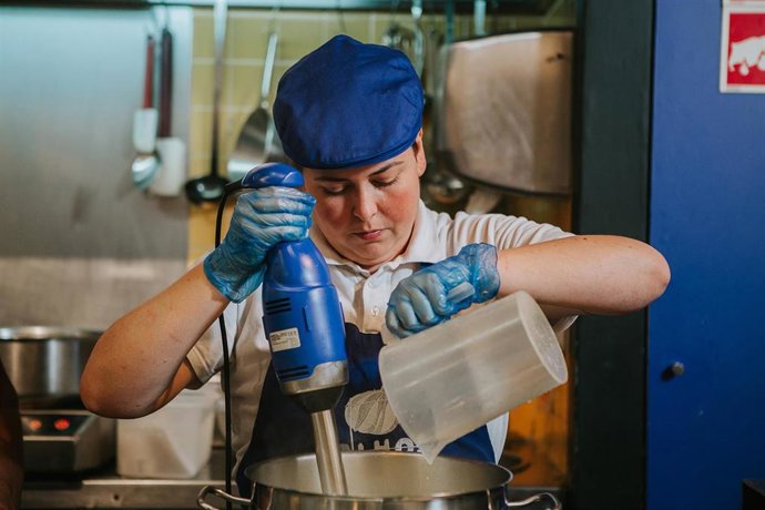 Archivo - El programa Incorpora de la Fundación la Caixa facilita 933 puestos de trabajo a personas vulnerables de la provincia de Zaragoza en 2023.