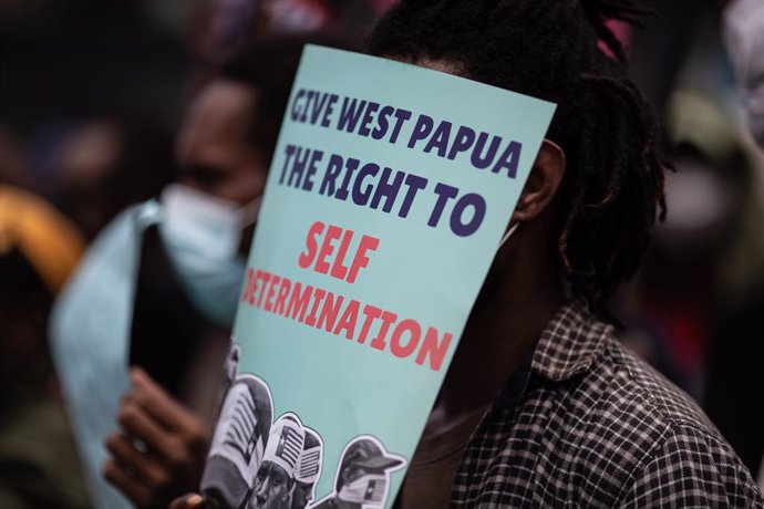 Archivo - December 1, 2021, Jakarta Pusat, Jakarta, Indonesia: Jakarta, Indonesia, December 01, 2021: A participant with a banner demanding West Papua for independence. A number of Papuan students demonstrate at the horse statue, Jakarta, Indonesia in the