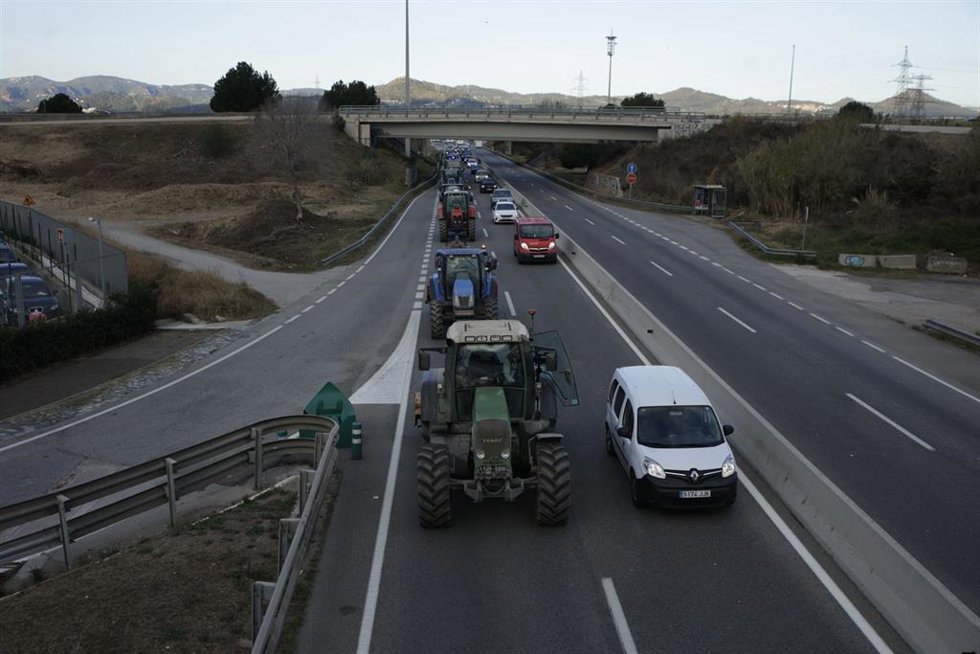 Tractores en marcha lenta este martes a primera hora de la mañana en dirección al polígono alimentario Mercabarna, donde después han cortado uno de los accesos, a 13 de febrero de 2024