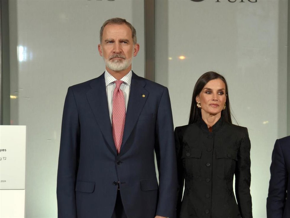 Los Reyes Felipe y Letizia, y el presidente de la Generalitat, Pere Aragons, durante la inauguración de la segunda torre de la compañía Puig, en L'Hospitalet de Llobregat, a 14 de febrero de 2024.