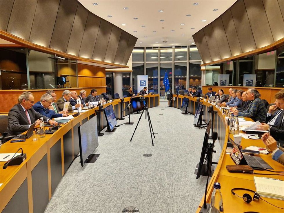 El consejero de Agricultura, Ganadería y Alimentación del Gobierno de Aragón, Ángel Samper, se reúne con el comisario de Agricultura y Desarrollo Rural de la Unión Europea, Janusz Wojciechowski,