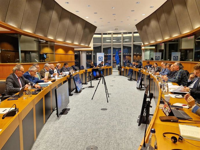 El consejero de Agricultura, Ganadería y Alimentación del Gobierno de Aragón, Ángel Samper, se reúne con el comisario de Agricultura y Desarrollo Rural de la Unión Europea, Janusz Wojciechowski,