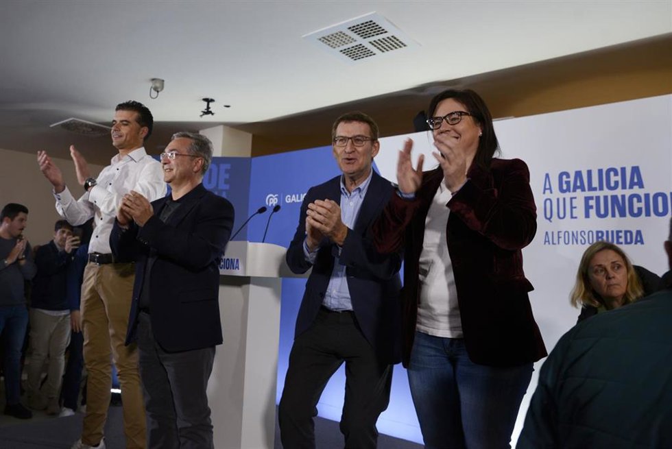 (I-D) El portavoz del PP local, Roberto González; el líder del PP de Ourense, Luis Menor; el presidente nacional del PP, Alberto Núñez Feijóo, y la diputada del Congreso, Ana Belén Vázquez, durante un mitin electoral del PPdeG, en la Casa da Cultura da 