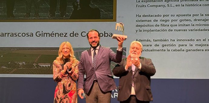 La vicepresidenta segunda del Gobierno de Aragón, Mar Vaquero, y el presidente de Feria de Zaragoza, Manuel Teruel, entregan el Premio Excelencia FIMA a World Fruits Company SL.