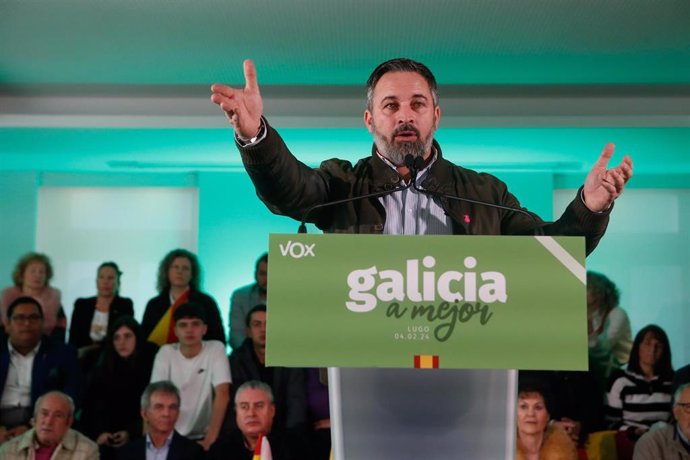 El líder de VOX, Santiago Abascal, interviene durante un acto de campaña de VOX, en el hotel Méndez Núñez, a 4 de febrero de 2024, en Lugo, Galicia (España).