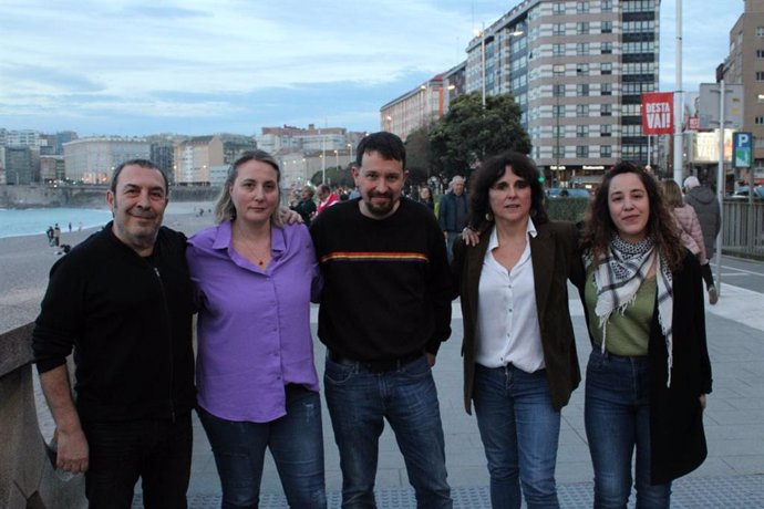 Pablo Iglesias Viaja Por 'Sorpresa' Hasta A Coruña Para Dar Su Apoyo A La Candidata De Podemos Galicia, Isabel Faraldo, Y Difunde Un Vídeo