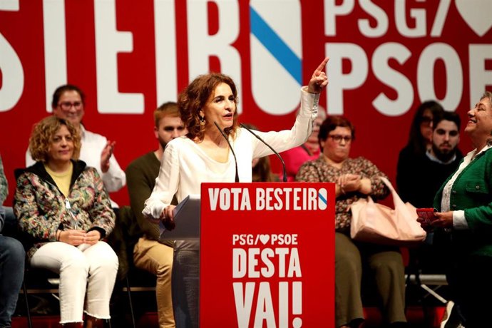 La ministra de Hacienda y vicepresidenta primera del Gobierno, María Jesús Montero, interviene en un mitin, en el Auditorio Municipal Cine Alovi de As Pontes.