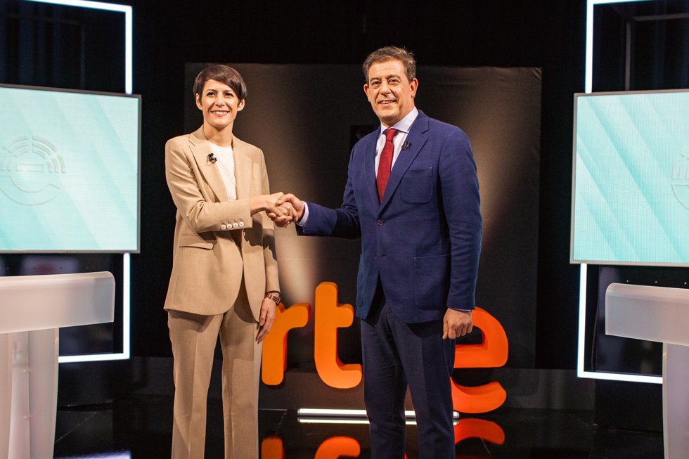 La candidata del Bloque Nacionalista Galego (BNG) a la presidencia de la Xunta, Ana Pontón y el candidato del PSdeG a la Presidencia de la Xunta, José Ramón Gómez Besteiro se saludan a su llegada al último debate 