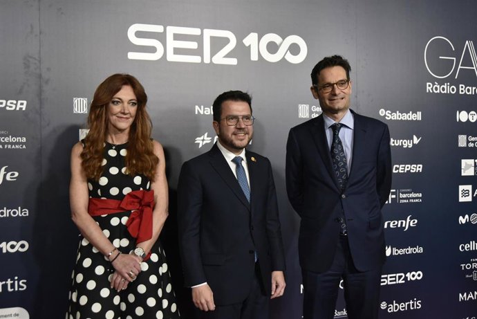 El presidente de la Generalitat, Pere Aragons, asiste a la gala que conmemora el centenario de la radio en el MNAC