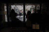 Agricultores bloquean con sus camiones y tractores las puertas de la Asamblea Regional de Murcia