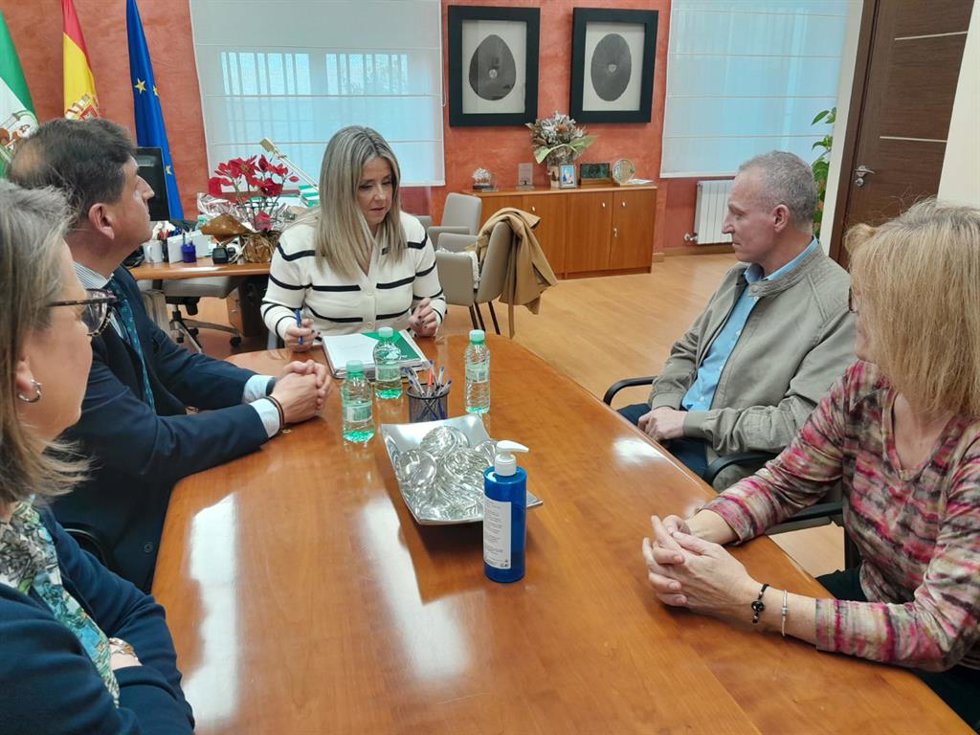 La delegada territorial de Salud y Consumo, Elena González, ha mantenido este miércoles un encuentro con el alcalde de Lupión, Gonzalo Rus, en el que ha participado el gerente del Área de Gestión Sanitaria Nordeste, Jesús De la Paz.