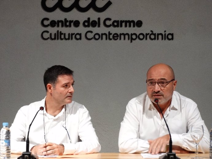 El escritor y filológo Josep Enric Estrela (izq.), nuevo director de la Institució Alfons el Magnànim