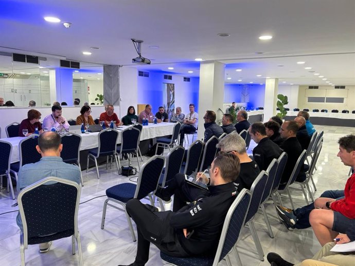 Reunión de la organización de la Vuelta Ciclista a Andalucía, que será recortada a tres etapas ante la falta de efectivos de la Guardia Civil.