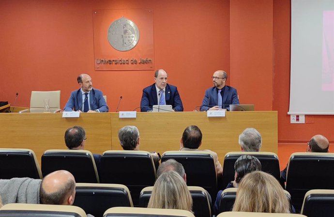 La Universidad de Jaén (UJA), a través del Vicerrectorado de Formación Permanente, Tecnologías Educativas e Innovación Docente, ha organizado una sesión informativa para los colegios profesionales de Jaén.