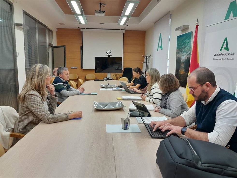 La delegada territorial de Salud y Consumo, Elena González, se ha reunido con representantes de Ecologistas en acción con motivo del nuevo Centro de Salud Alameda.