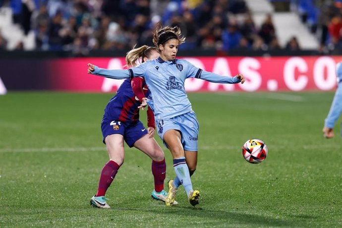 Alba Redondo intenta controlar un balón en un FC Barcelona-Levante UD