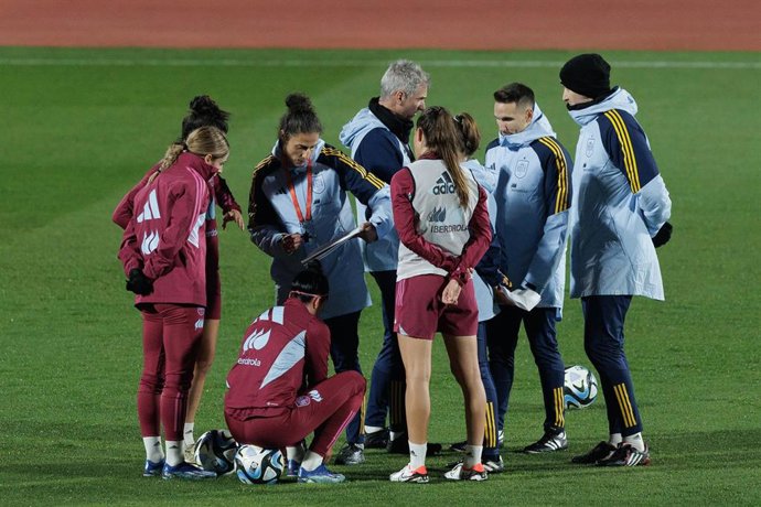 Archivo - Montse Tomé da instrucciones durante un entrenamiento de la selección femenina de fútbol en Las Rozas