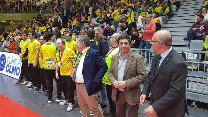 El presidente de la Diputación de Jaén, Paco Reyes, ha asistido al partido entre el Jaén Paraíso Interior FS y el Movistar Inter FS, un encuentro que ha estado precedido de un homenaje al club de baloncesto SD Aprompsi-Basket Jaén 21.