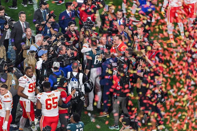 Archivo - 12 February 2023, US, Phoenix: Kansas City Chiefs quarterback Patrick Mahomes (C) greets Philadelphia Eagles' Jason Kelce, following the Super Bowl LVII American Football match between Philadelphia Eagles and Kansas City Chiefs at State Farm S