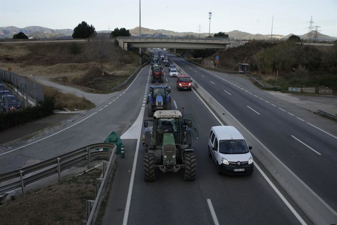 Tractors en marxa lenta aquest dimarts a primera hora del matí en direcció al polígon alimentari Mercabarna, on després han tallat un dels accessos, a 13 de febrer de 2024