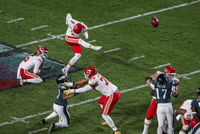 Archivo - 12 February 2023, US, Phoenix: Kansas City Chiefs place kicker Harrison Butker kicks the game-winning field goal in the final seconds of the Super Bowl LVII American Football match between Philadelphia Eagles and Kansas City Chiefs at State Farm
