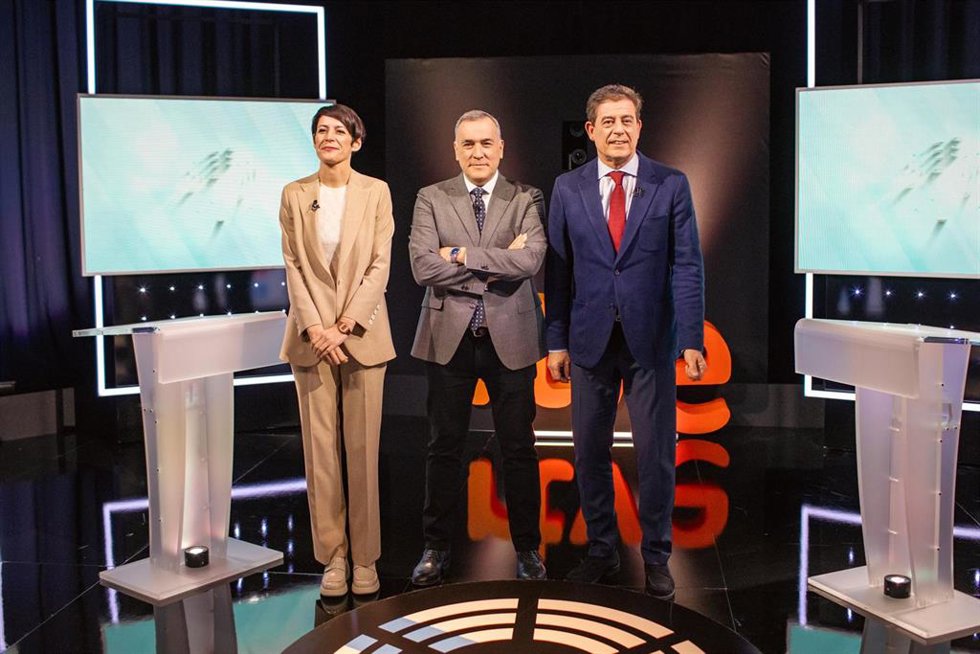 (I-D) La candidata del Bloque Nacionalista Galego (BNG) a la presidencia de la Xunta, Ana Pontón; el moderador del debate Xabier Fortes y el candidato del PSdeG a la Presidencia de la Xunta, José Ramón Gómez Besteiro posan a su llegada al último debate