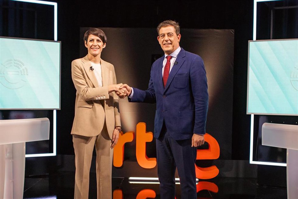 La candidata del Bloque Nacionalista Galego (BNG) a la presidencia de la Xunta, Ana Pontón y el candidato del PSdeG a la Presidencia de la Xunta, José Ramón Gómez Besteiro se saludan a su llegada al último debate electoral para las elecciones gallegas d