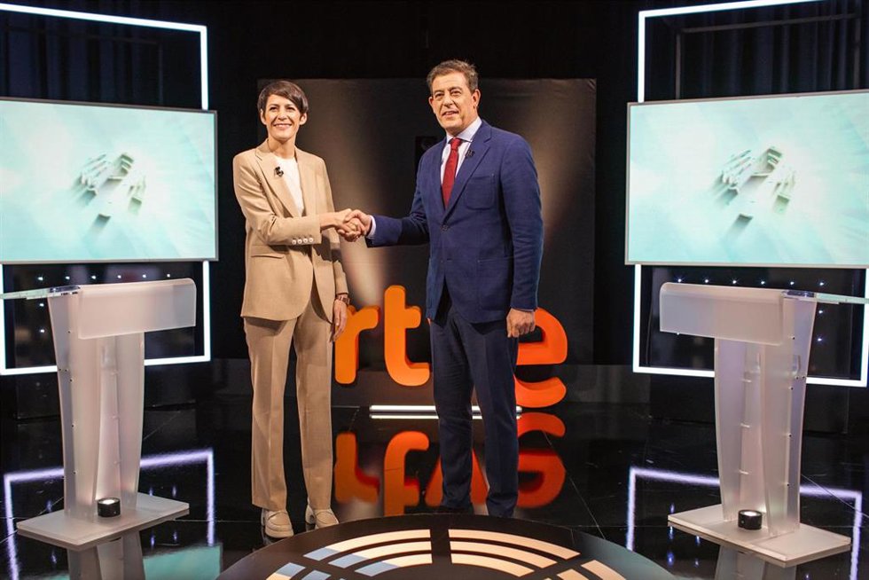 La candidata del Bloque Nacionalista Galego (BNG) a la presidencia de la Xunta, Ana Pontón y el candidato del PSdeG a la Presidencia de la Xunta, José Ramón Gómez Besteiro se saludan a su llegada al último debate electoral