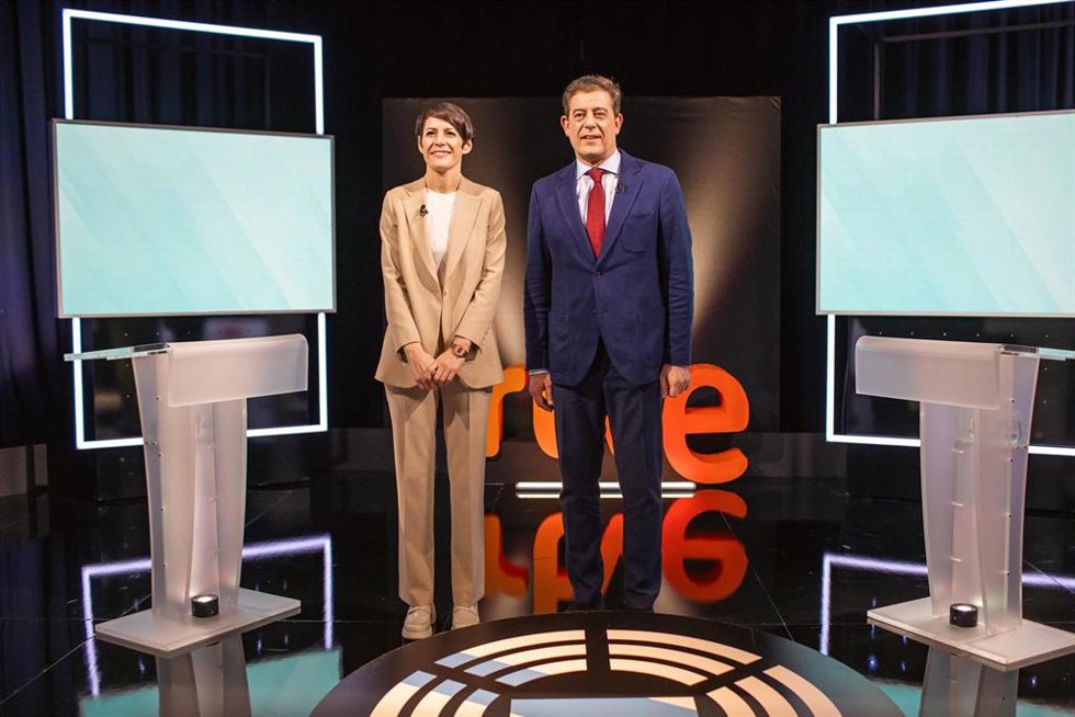 La candidata del Bloque Nacionalista Galego (BNG) a la presidencia de la Xunta, Ana Pontón y el candidato del PSdeG a la Presidencia de la Xunta, José Ramón Gómez Besteiro posan a su llegada al último debate electoral para las elecciones gallegas del 18