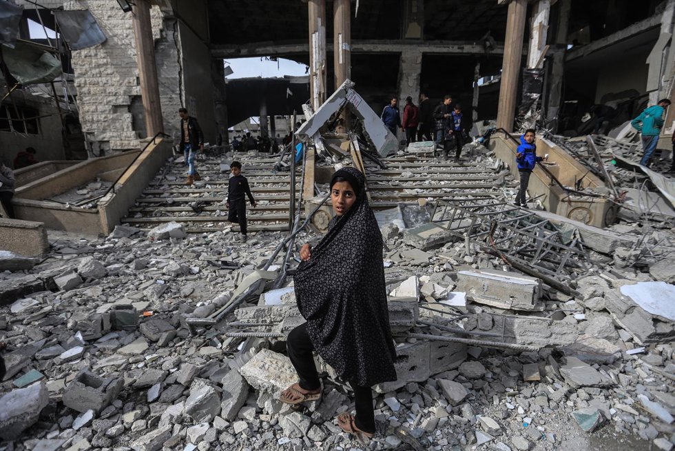 La mezquita de Al Huda en ruinas, que fue destruida tras un bombardeo israelí sobre la ciudad de Rafá, en el sur de la Franja de Gaza