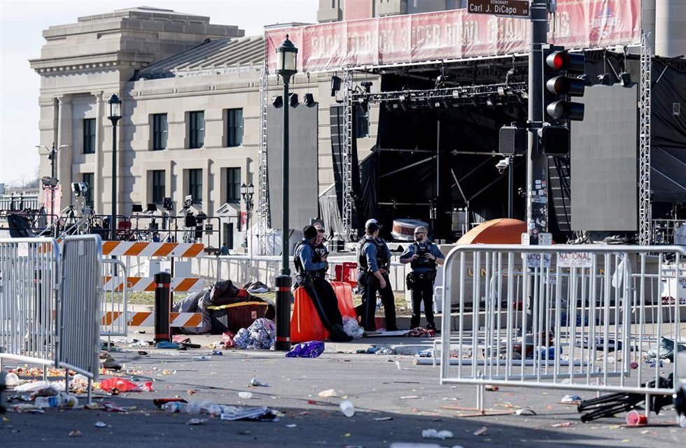 La Policía de EEUU en el lugar del tiroteo tras la celebración de la victoria de los Chiefs en la Super Bowl en Kansas City