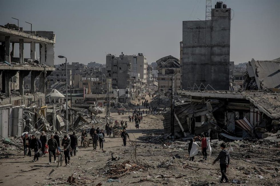Imagen de archivo de palestinos volviendo hacia el norte de la Franja de Gaza a través de la destrucción causada por los bombardeos de Israel