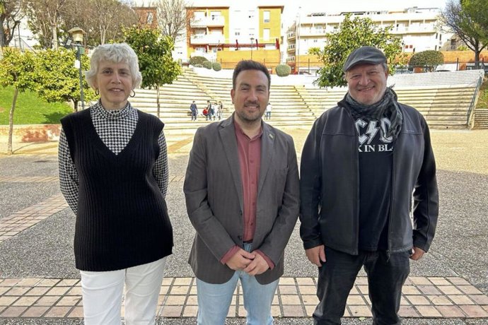 El delegado de Cultura e Identidad Andaluza del Ayuntamiento de Alcalá de Guadaíra, Christopher Rivas, en el centro de la imagen, ha presentado la programación junto a los responsables de Avanti, entidad colaboradora.
