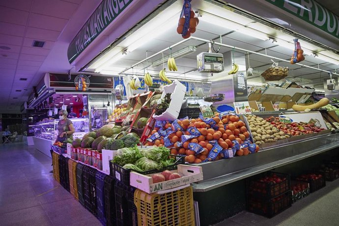 Archivo - Un estante de frutas en un mercado municipal