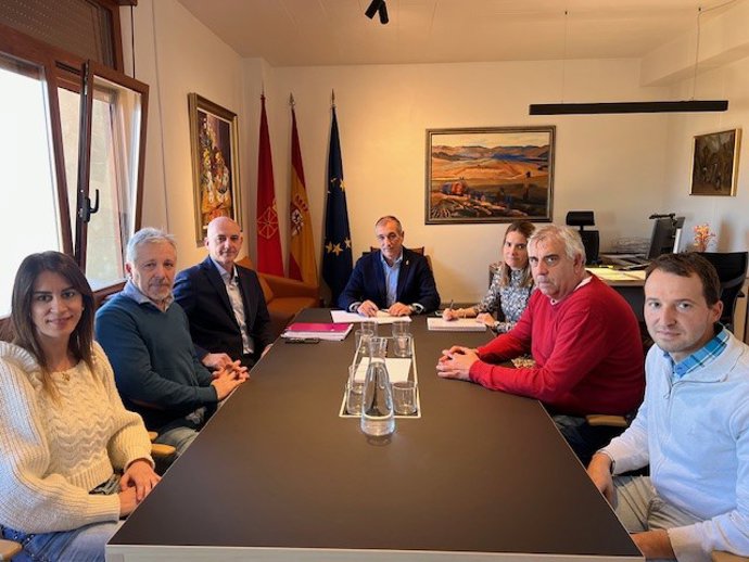 Reunión del consejero de Cohesión Territorial, Óscar Chivite, con representantes de UAGN.