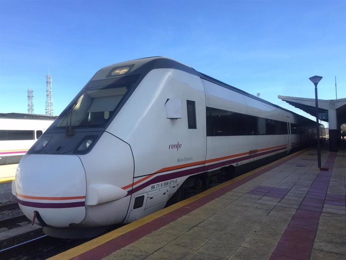 Archivo - Un tren estacionado en Mérida.