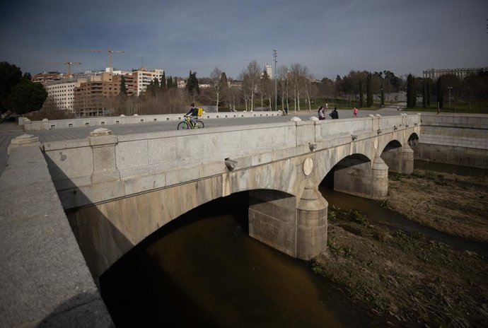Vista dels voltants del Pont del Rei, a 5 de febrer de 2024, a Madrid (Espanya). 