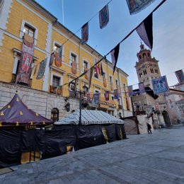 Comienza en Teruel la instalación de los puestos del mercado medieval y las jaimas para celebrar las Bodas de Isabel