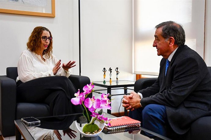 La consejera de Igualdad, Sara Simón, que ha mantenido una reunión con el Fiscal Superior de Castilla-La Mancha, Emilio Manuel Fernández.